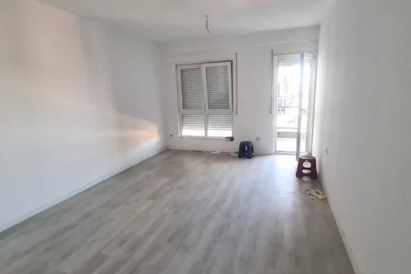 Shtepi me qera Apartament ne Tirane, 2+1, Mobilimi Bosh, pa mobiluar, Pagesa 400  Euro.