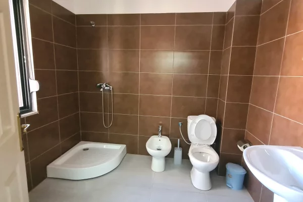 Shtepi me qera Apartament ne Tirane, 2+1, Mobilimi E mobiluar, Pagesa 45,000  Leke.