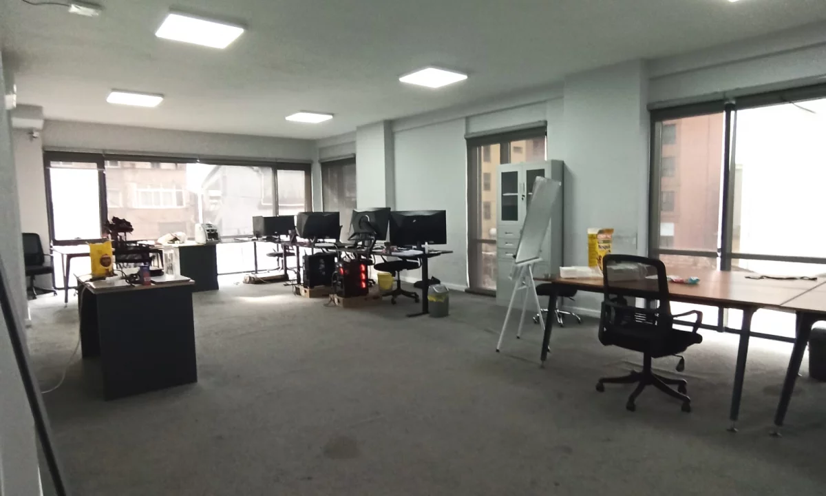 Jepet ambient 410m2 te rruga Hoxha Tasim 