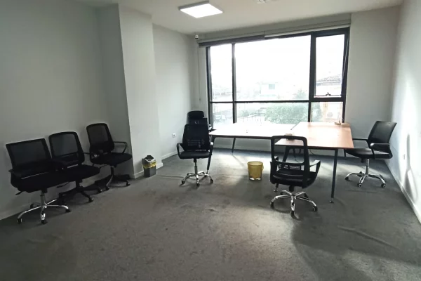 Jepet ambient 410m2 te rruga Hoxha Tasim 