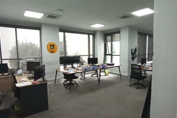 Jepet ambient 410m2 te rruga Hoxha Tasim 