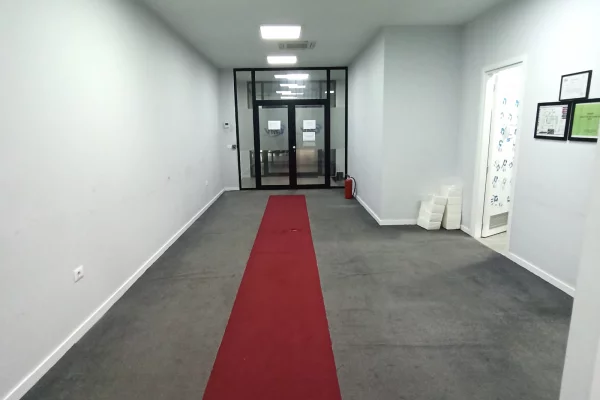 Ambiente Commerciale in Affitto 3+1 a Tirana - 5,000 Euro