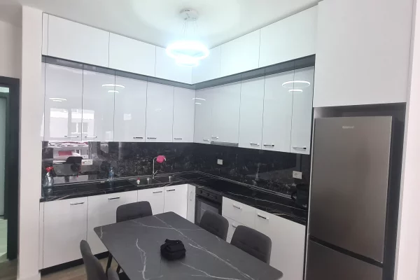 Shtepi me qera Apartament ne Tirane, 3+1, Mobilimi Pjeserisht e mobiluar, Pagesa 50,000  Leke.