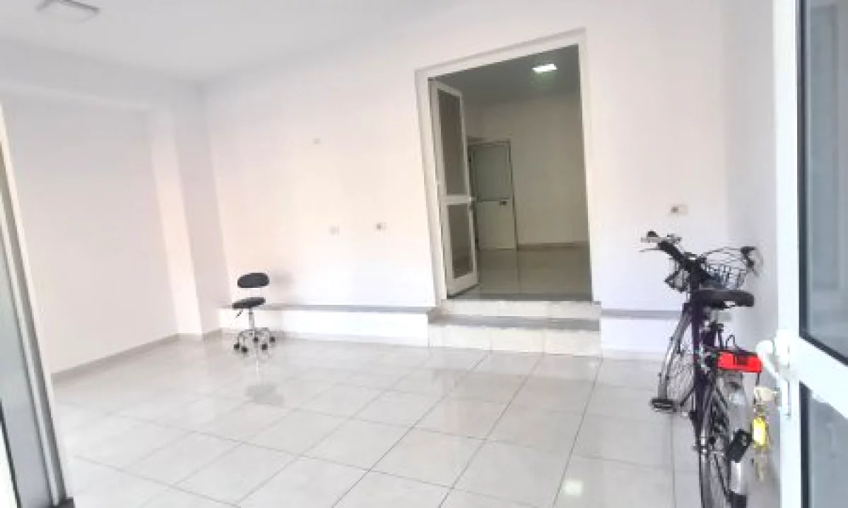 Prane Rruges se Kavajes. Jepet me qera dyqan 