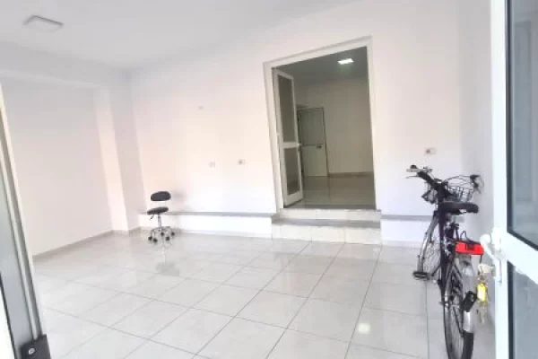 Prane Rruges se Kavajës. Jepet me qera dyqan 