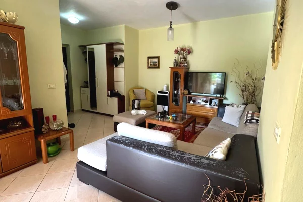 Shtepi me qera 2+1 ne Tirane - 40,000 Leke