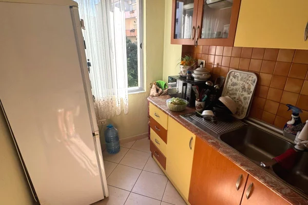Shtepi me qera Apartament ne Tirane, 2+1, Mobilimi Bosh, pa mobiluar, Pagesa 40,000  Leke.