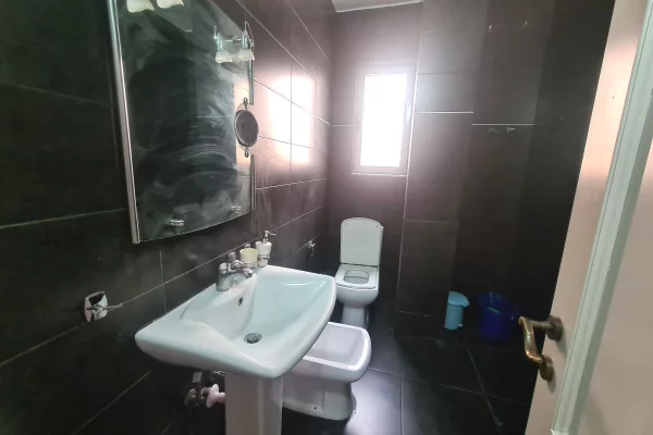 Shtepi me qera Apartament ne Tirane, 2+1, Mobilimi E mobiluar, Pagesa 35,000  Leke.