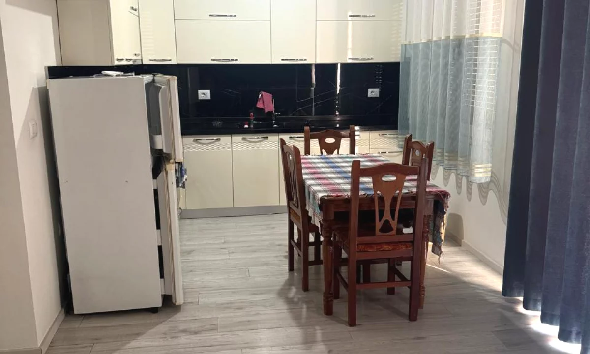 Shtepi me qera Apartament ne Tirane, 3+1, Mobilimi E mobiluar, Pagesa 50,000  Leke.
