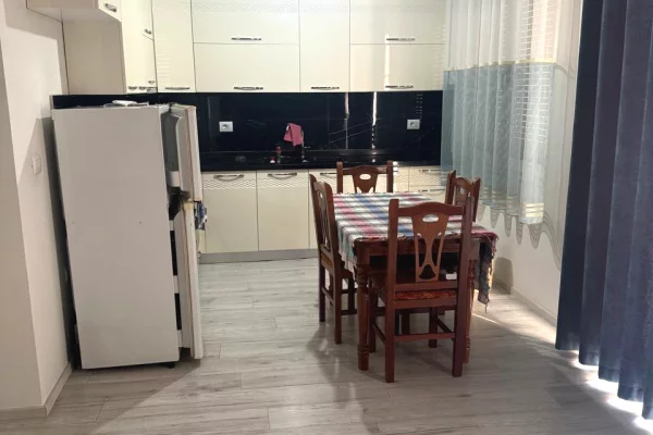 Jepet 3+1 e Mobiluar ne Fresk prane Thesarit 
