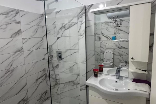 Shtepi me qera Apartament ne Tirane, 3+1, Mobilimi E mobiluar, Pagesa 50,000  Leke.