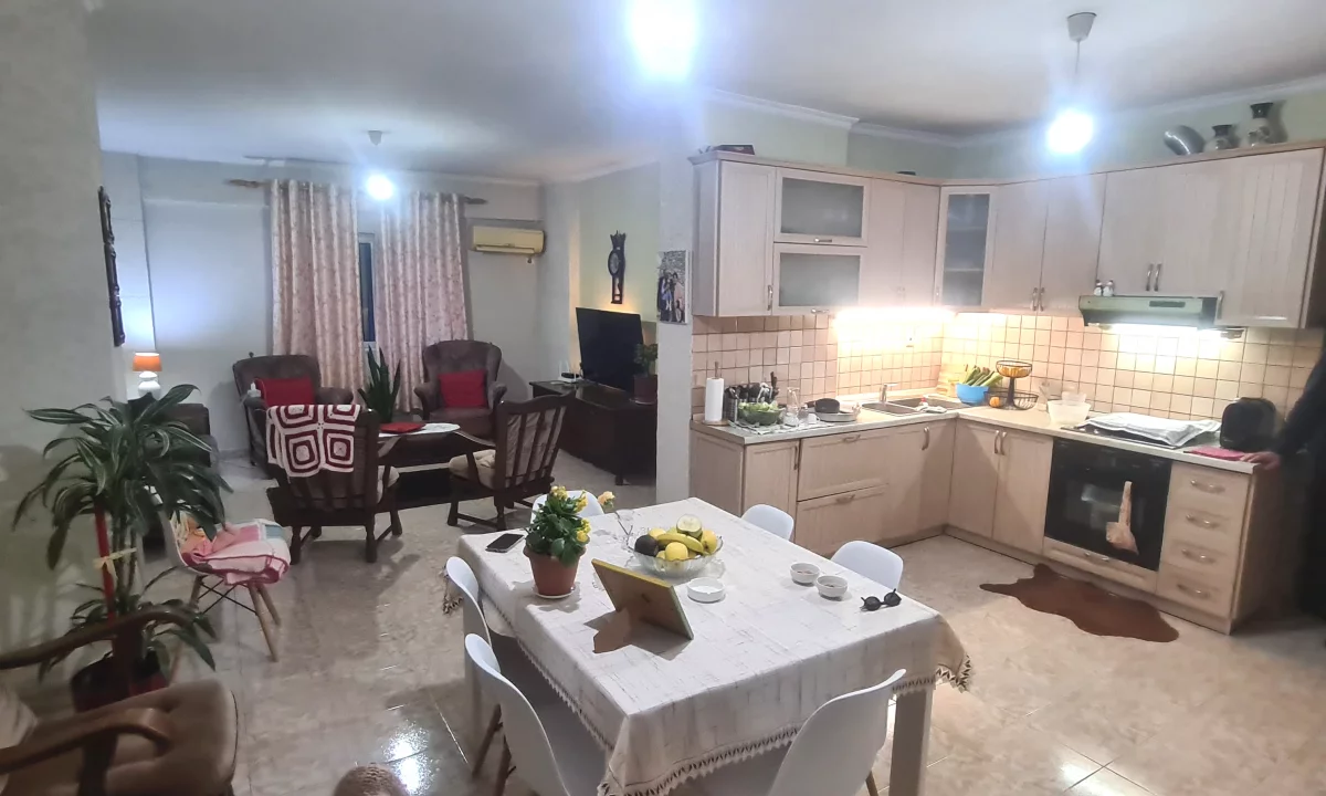 Shtepi ne shitje Apartament ne Tirane, 2+1, Mobilimi E mobiluar, Pagesa 145,000  Euro.