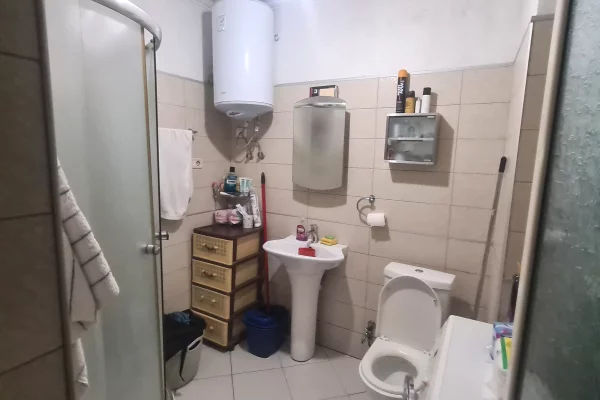 Shtepi ne shitje Apartament ne Tirane, 2+1, Mobilimi E mobiluar, Pagesa 145,000  Euro.