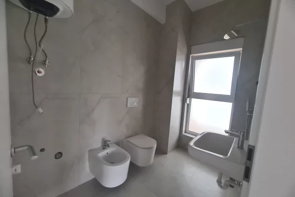 Shtepi me qera Apartament ne Tirane, 2+1, Mobilimi Bosh, pa mobiluar, Pagesa 25,000  Leke.
