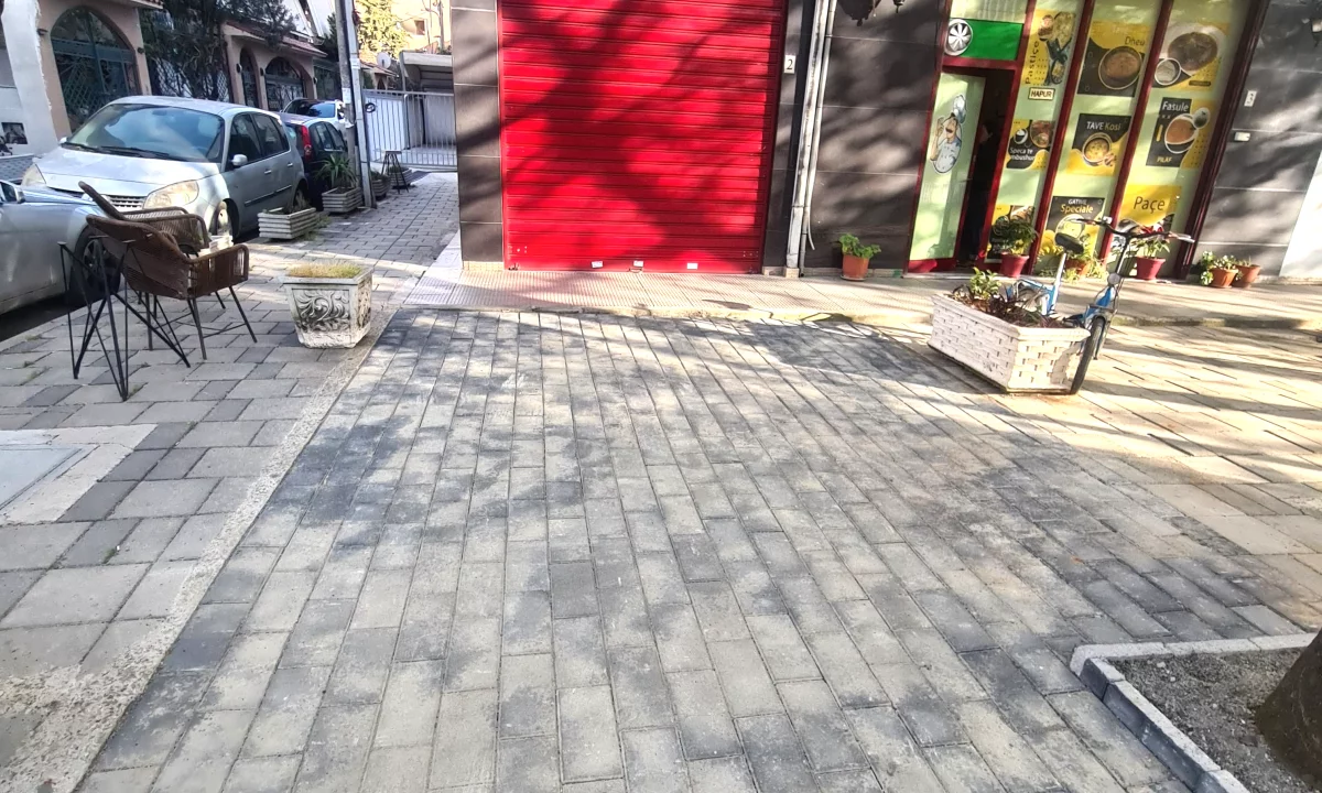 Jap dyqan te Medreseja. Kat perdhe. Rrug kryesore, perball pasticeri Bilbili