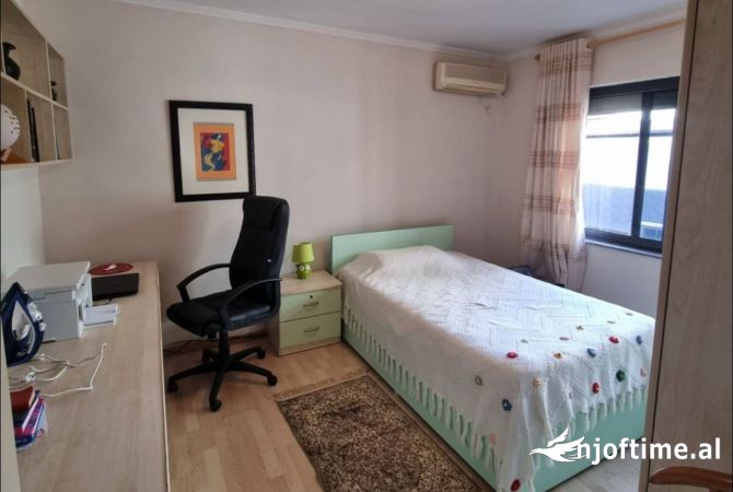 Ambiente Commerciale in Affitto 3+1 a Tirana - 700 Euro