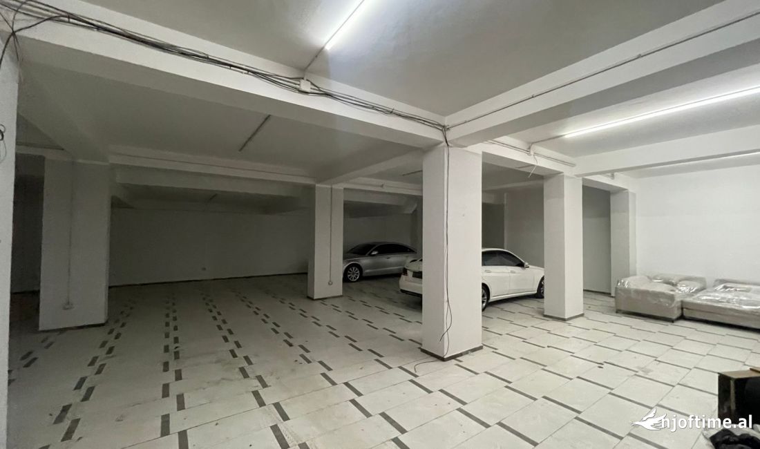 Jepet me qera ambient 300m2 i pershtatshem per magazine ose servis