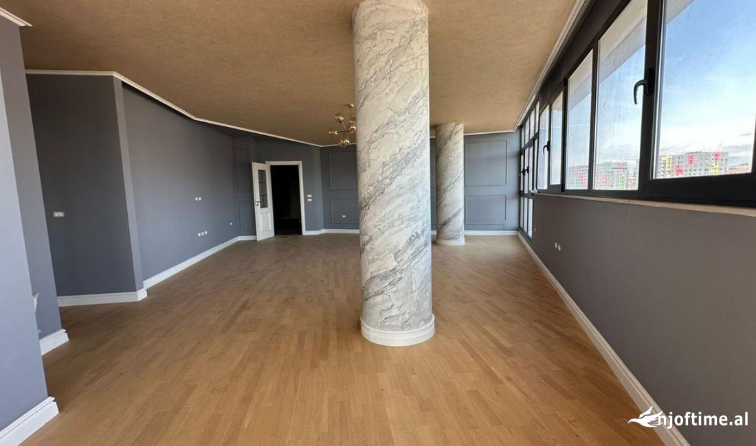 Jepet me qera ambient per zyra  170m2 Rr.Kryesore Astir.