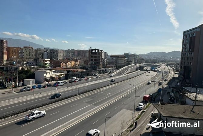 Jepet me qera ambient per zyra  170m2 Rr.Kryesore Astir.