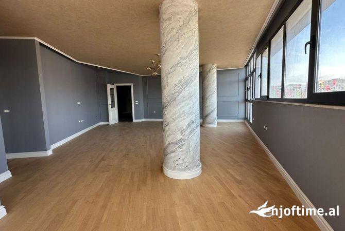 Jepet me qera ambient per zyra  170m2 Rr.Kryesore Astir.