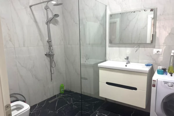 Shtepi me qera Apartament ne Tirane, 2+1, Mobilimi E mobiluar, Pagesa 45,000  Leke.