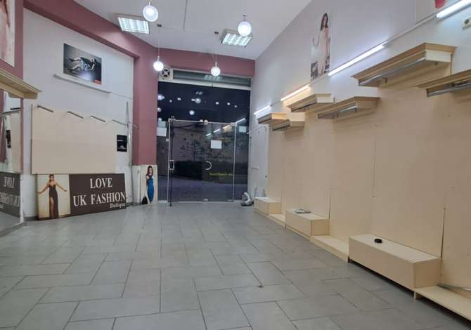 JEPET ME QERA DYQAN TEK RRUGA BARRIKADAVE 