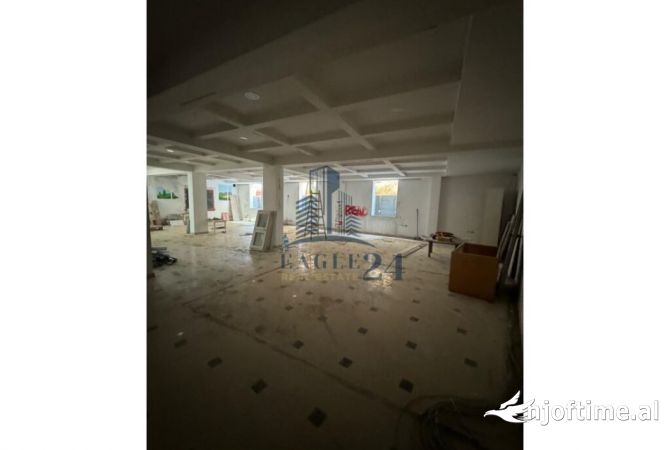Ambiente Commerciale in Affitto 5+1 a Tirana - 6,100 Euro