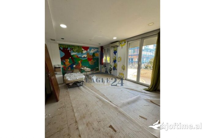 Ambiente Commerciale in Affitto 5+1 a Tirana - 6,100 Euro
