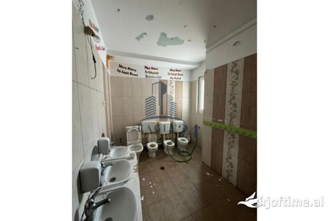 Ambiente Commerciale in Affitto 5+1 a Tirana - 6,100 Euro