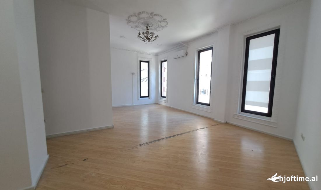 ZYRE ME QERA NE QENDER 