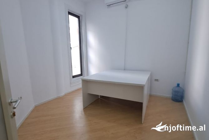 ZYRE ME QERA NE QENDER 