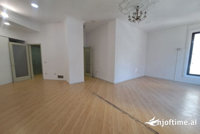 ZYRE ME QERA NE QENDER 