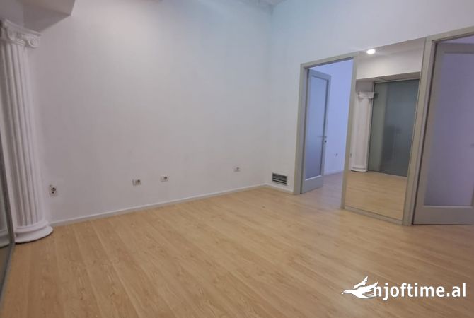 ZYRE ME QERA NE QENDER 