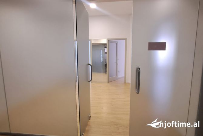 ZYRE ME QERA NE QENDER 