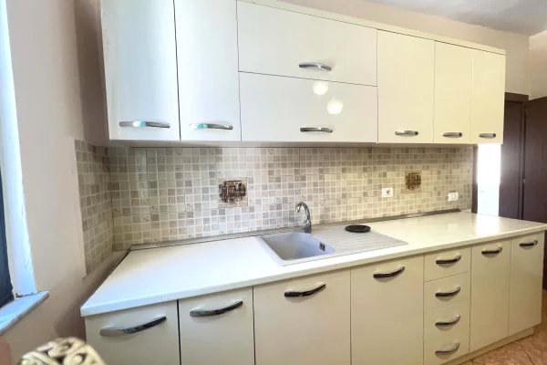 Shtepi me qera Apartament ne Tirane, 1+1, Mobilimi E mobiluar, Pagesa 35,000  Leke.