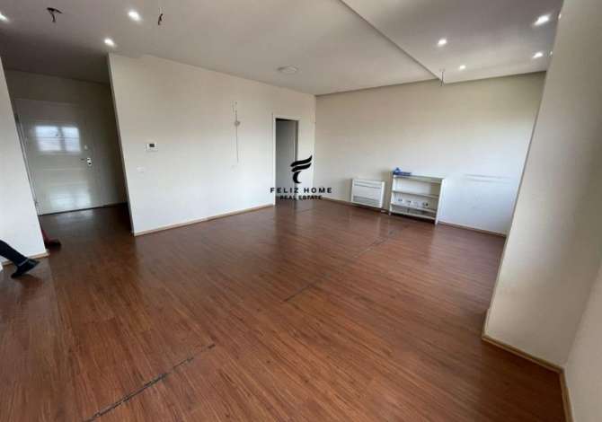 Ambiente Commerciale in Affitto 3+1 a Tirana - 2,500 Euro