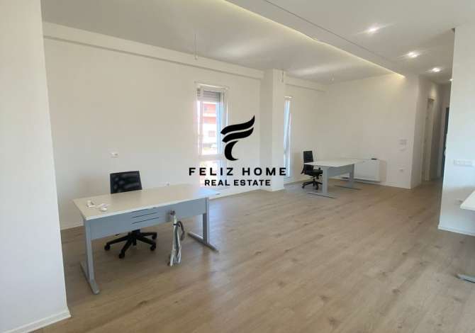 Ambiente Commerciale in Affitto 3+1 a Tirana - 1,600 Euro