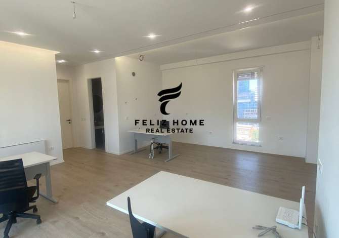 Ambiente Commerciale in Affitto 3+1 a Tirana - 1,600 Euro