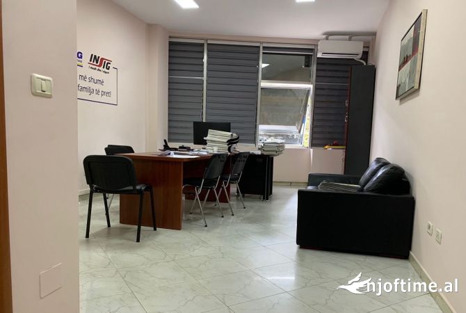 Ambiente Commerciale in Affitto 3+1 a Tirana - 700 Euro