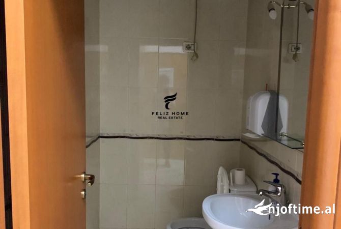 Ambiente Commerciale in Affitto 3+1 a Tirana - 700 Euro