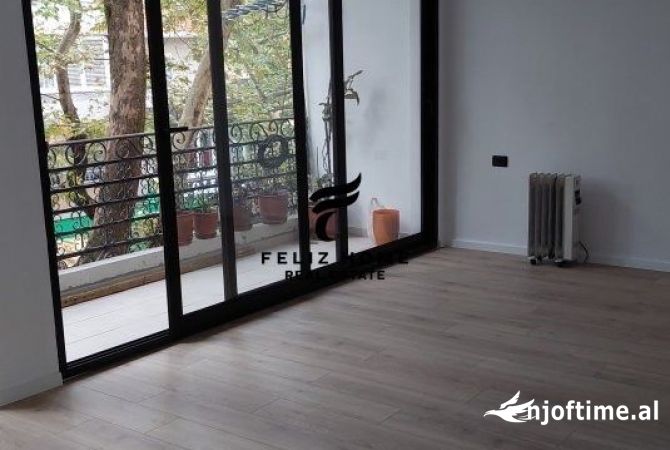 Ambiente Commerciale in Affitto 3+1 a Tirana - 1,200 Euro