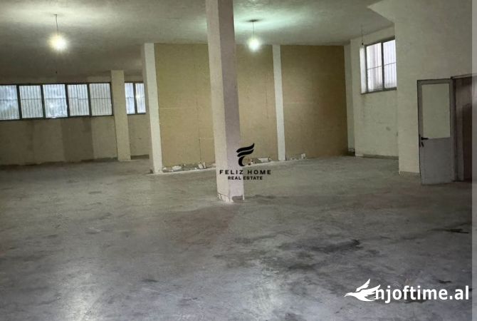 Ambiente Commerciale in Affitto 4+1 a Tirana - 1,500 Euro
