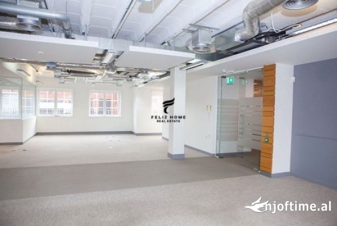 Ambiente Commerciale in Affitto 1+1 a Tirana - 3,600 Euro