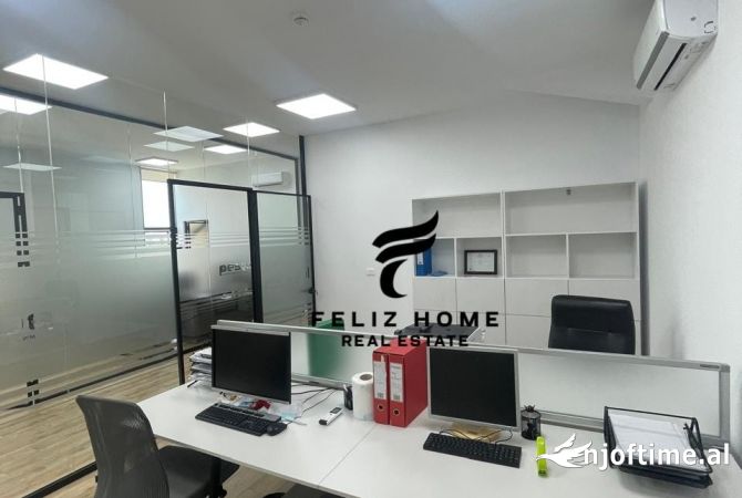 Ambiente Commerciale in Affitto 3+1 a Tirana - 1,750 Euro