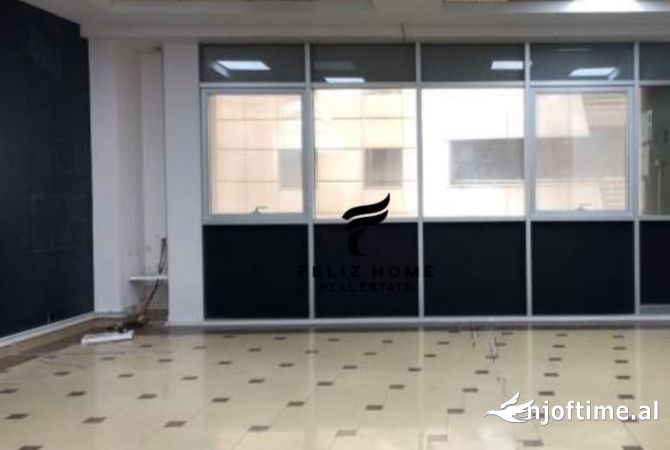 Ambiente Commerciale in Affitto 3+1 a Tirana - 900 Euro