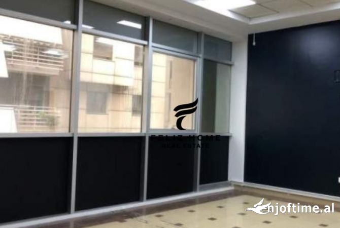 Ambiente Commerciale in Affitto 3+1 a Tirana - 900 Euro