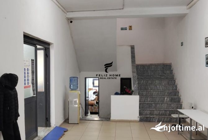 Ambiente Commerciale in Affitto 4+1 a Tirana - 2,900 Euro