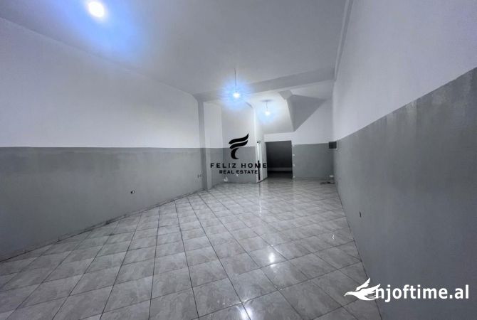 Ambiente Commerciale in Vendita 1+1 a Fier - 72,000 Euro