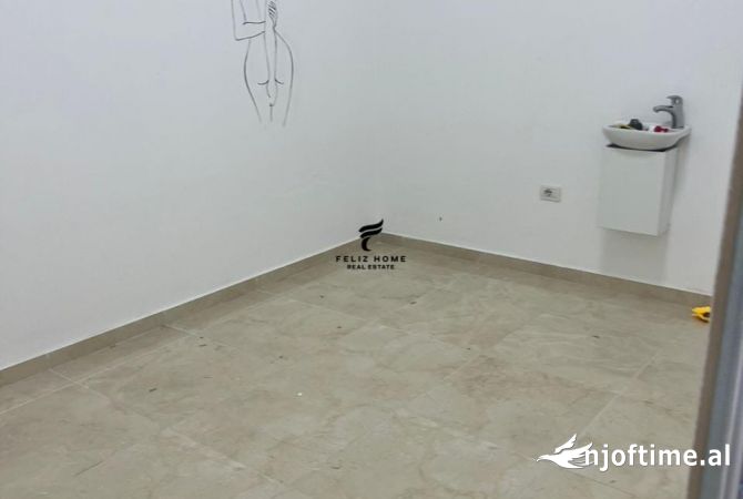 Ambiente Commerciale in Affitto 1+1 a Tirana - 700 Euro