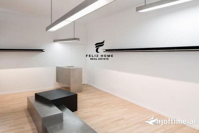 Ambiente Commerciale in Vendita 1+1 a Tirana - 560,000 Euro